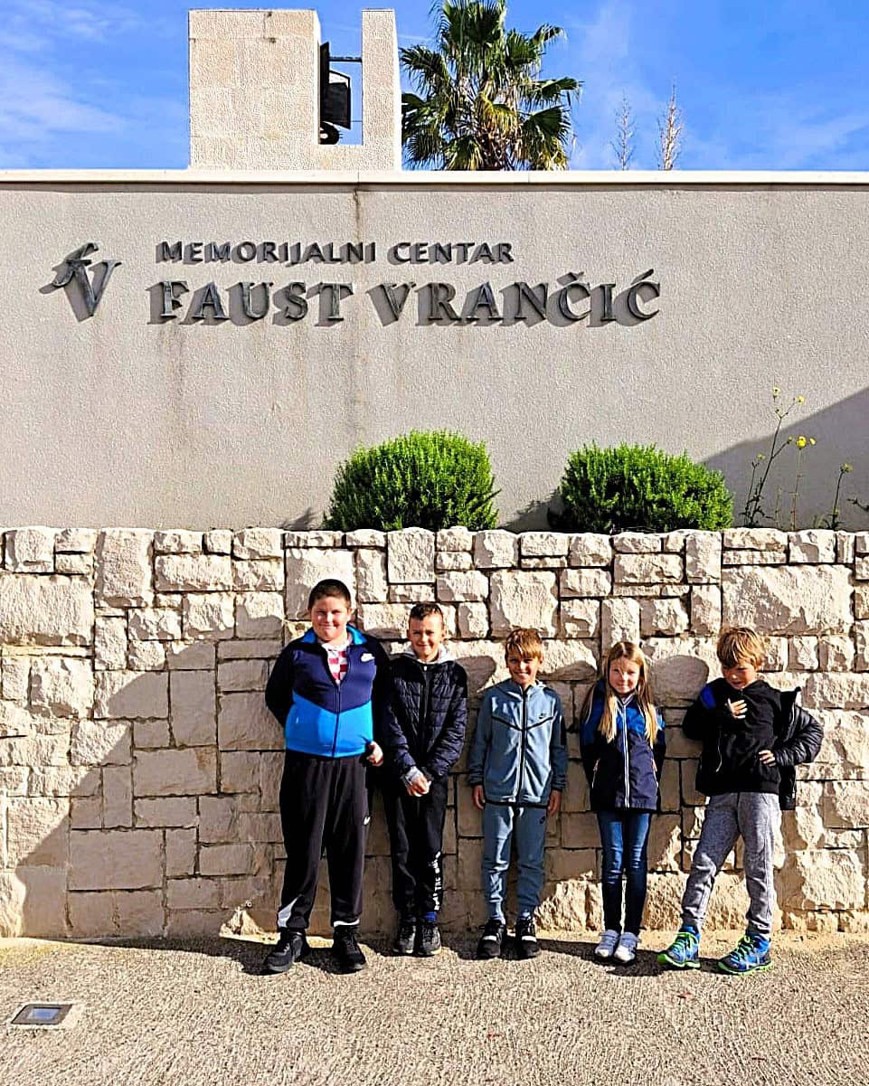 Osnovnoškolci s Prvića u posjetu našem Centru